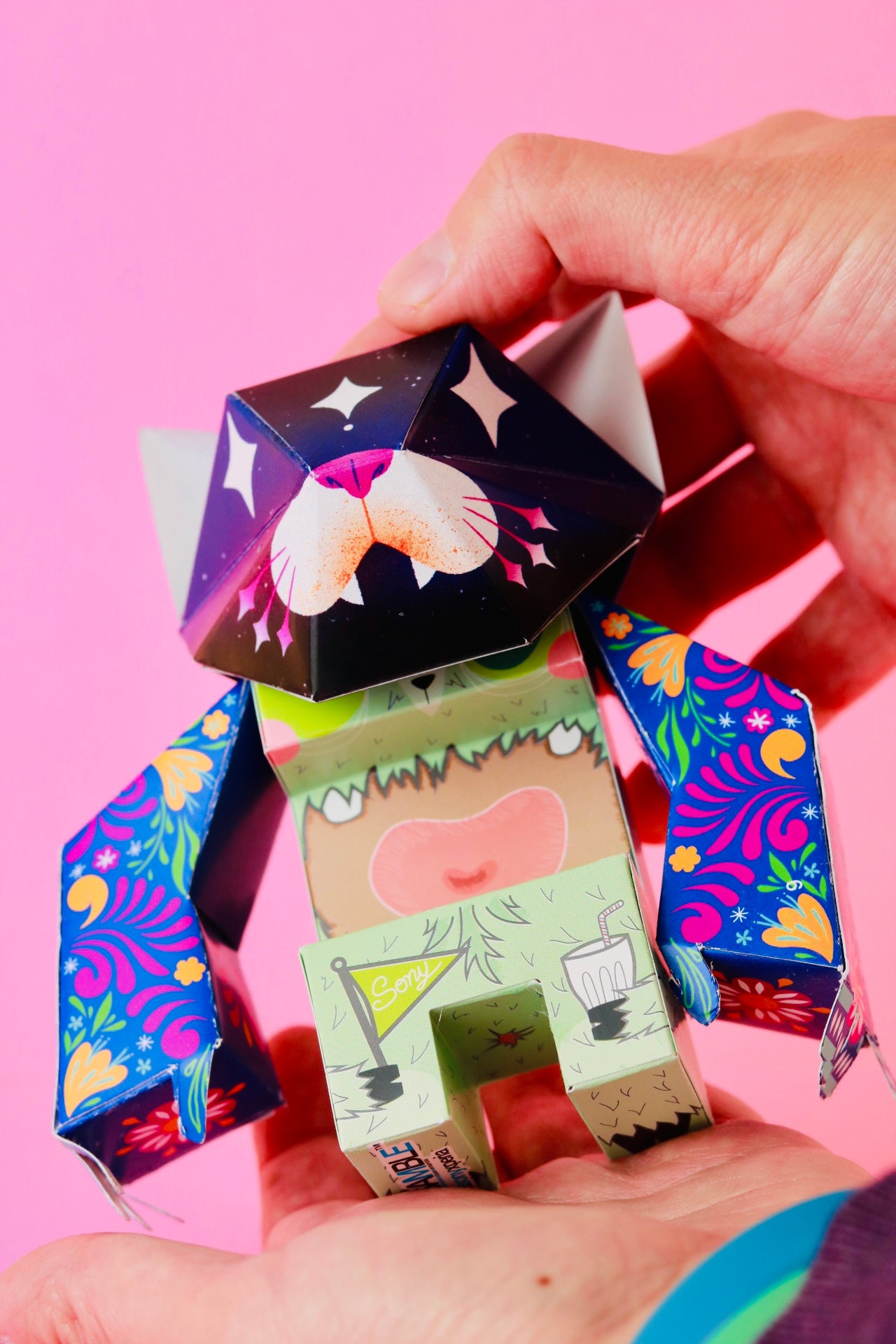 Le Robot: an adorable paper robot to assemble and re-imagine