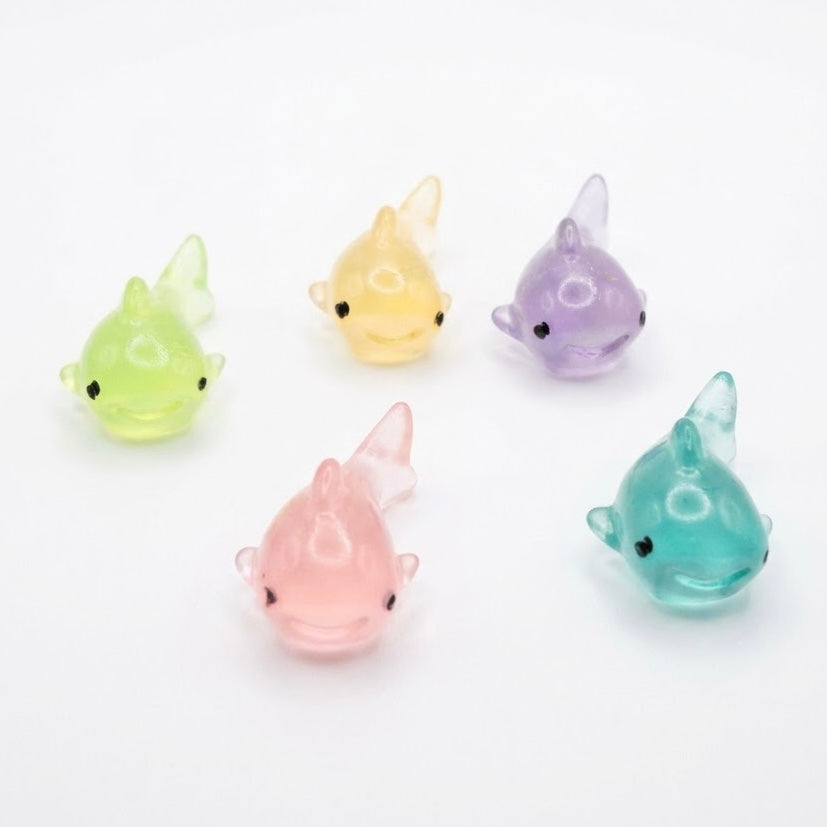 Mini Figuras de Resina "Glow-In-The-Dark" – Colección KOI 1.5 cm – Proyecto Ensamble