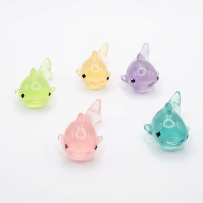 Mini Figuras de Resina "Glow-In-The-Dark" – Colección KOI 1.5 cm – Proyecto Ensamble