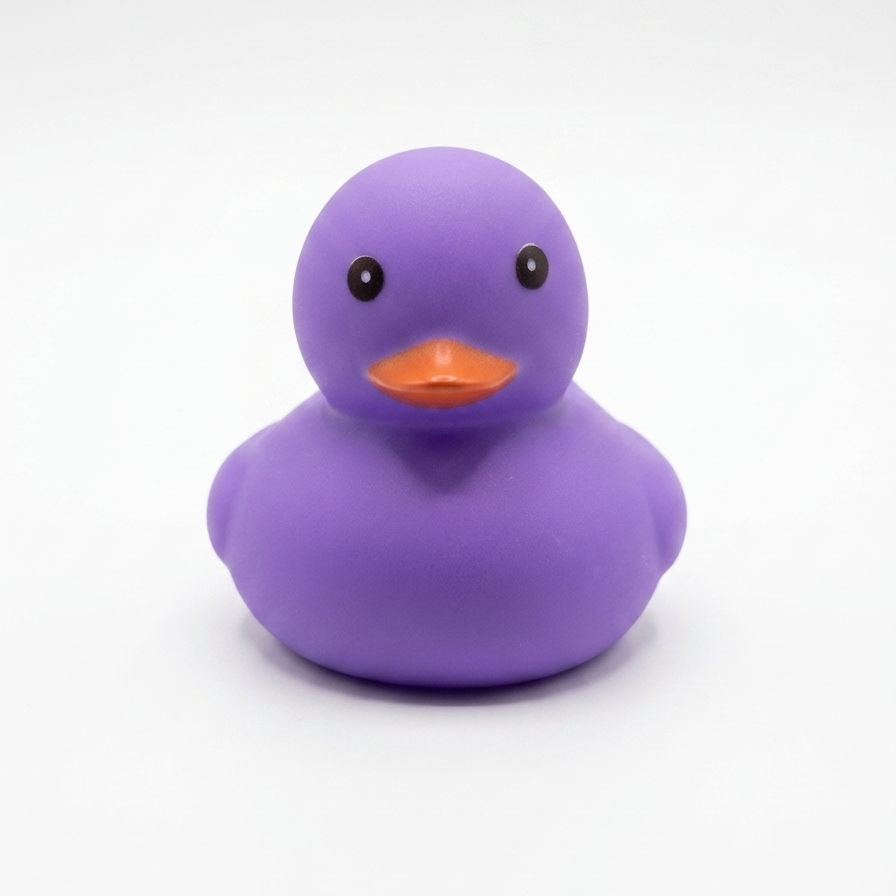 Pato de hule morado minimalista de 5cm, diseño limpio Proyecto Ensamble.