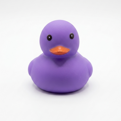 Pato de hule morado minimalista de 5cm, diseño limpio Proyecto Ensamble.